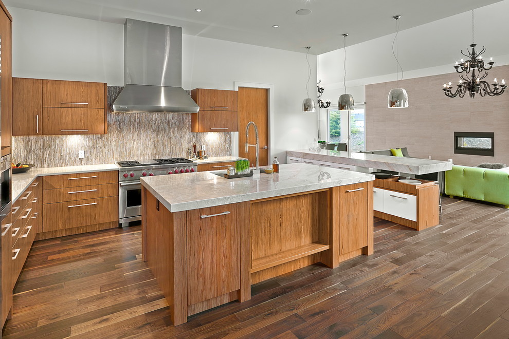 Exempel på ett stort modernt kök, med en dubbel diskho, släta luckor, skåp i mellenmörkt trä, granitbänkskiva, flerfärgad stänkskydd, stänkskydd i mosaik, rostfria vitvaror, mörkt trägolv och flera köksöar