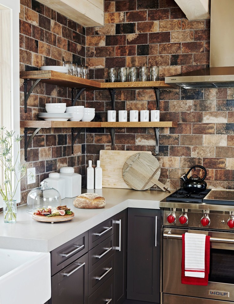 Rustikale Küche in L-Form mit Landhausspüle, Schrankfronten im Shaker-Stil, braunen Schränken, bunter Rückwand, Küchengeräten aus Edelstahl und grauer Arbeitsplatte in New York
