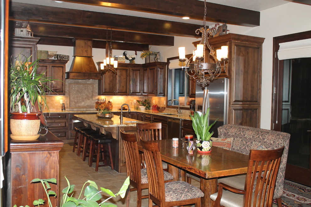 Bild på ett vintage kök, med en dubbel diskho, luckor med upphöjd panel, skåp i mellenmörkt trä, granitbänkskiva, flerfärgad stänkskydd, stänkskydd i stenkakel och rostfria vitvaror