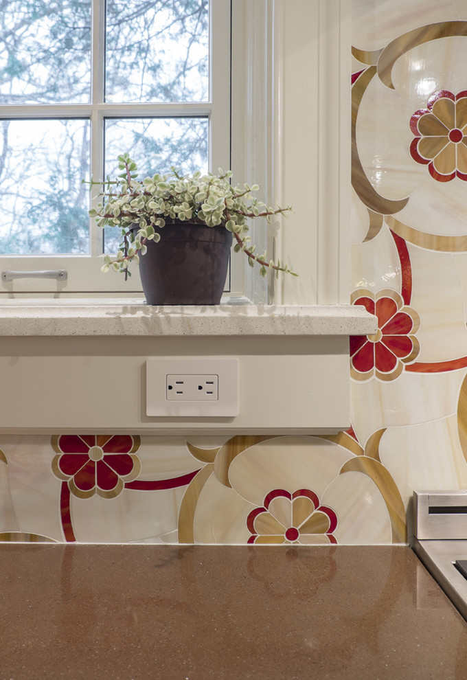Geschlossene, Geräumige Klassische Küche mit Betonarbeitsplatte, Küchenrückwand in Rot, Rückwand aus Glasfliesen und Kücheninsel in Louisville