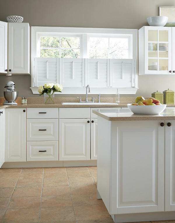 Exempel på ett mellanstort klassiskt kök och matrum, med en enkel diskho, luckor med infälld panel, vita skåp, marmorbänkskiva, beige stänkskydd, stänkskydd i sten, rostfria vitvaror och travertin golv