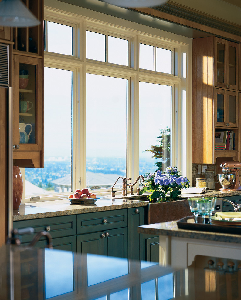 На фото: большая кухня в классическом стиле с стеклянными фасадами, светлыми деревянными фасадами и островом