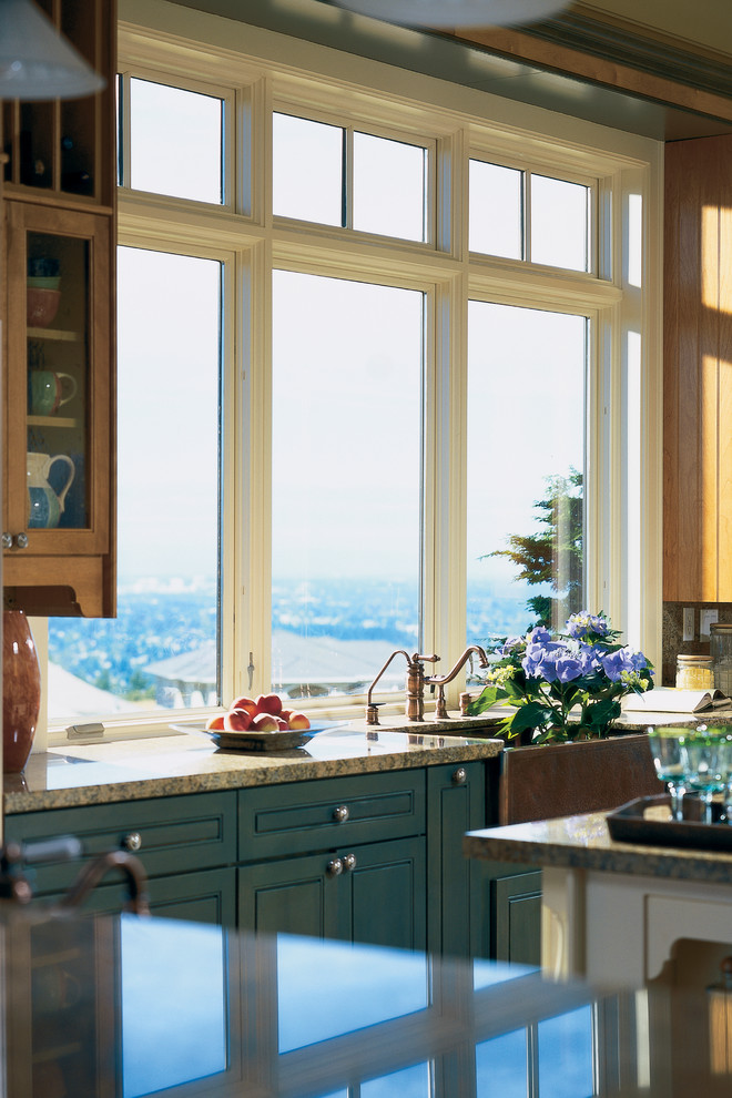 Idées déco pour une grande cuisine américaine classique en bois clair avec un placard à porte vitrée.