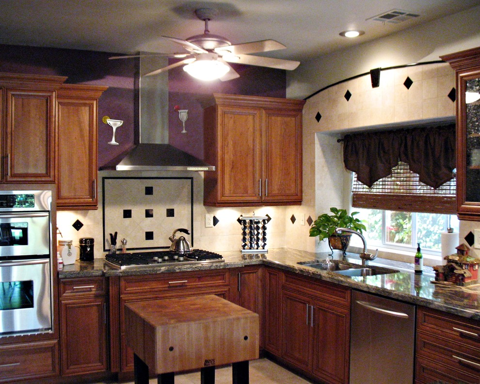 Bild på ett mellanstort vintage kök, med en undermonterad diskho, luckor med upphöjd panel, skåp i mellenmörkt trä, granitbänkskiva, beige stänkskydd, stänkskydd i porslinskakel, rostfria vitvaror, klinkergolv i porslin och en köksö
