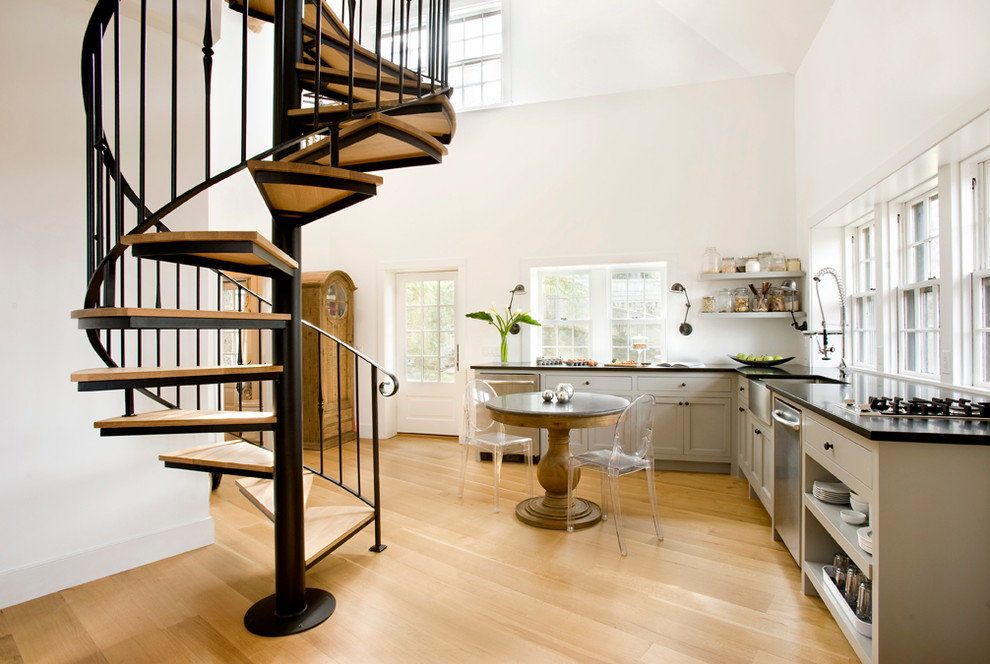 Klassische Wohnküche in L-Form mit Landhausspüle und hellem Holzboden in Boston