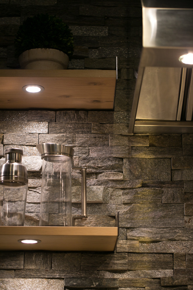 オーランドにある高級な広いインダストリアルスタイルのおしゃれなキッチン (シェーカースタイル扉のキャビネット、中間色木目調キャビネット、クオーツストーンカウンター、ベージュキッチンパネル、石タイルのキッチンパネル、シルバーの調理設備、リノリウムの床) の写真