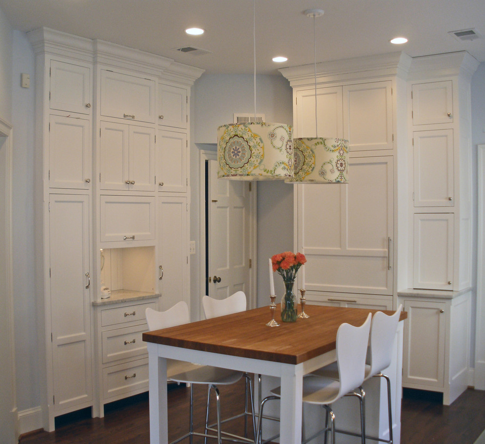 Klassische Wohnküche mit Schrankfronten mit vertiefter Füllung und weißen Schränken in Washington, D.C.