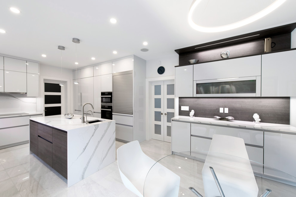 Foto de cocina moderna de tamaño medio con armarios con paneles lisos, puertas de armario blancas, salpicadero blanco, una isla y suelo beige