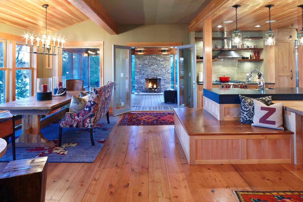 Stilmix Wohnküche mit Schrankfronten mit vertiefter Füllung, hellen Holzschränken, Küchenrückwand in Grün und Rückwand aus Metrofliesen in Minneapolis