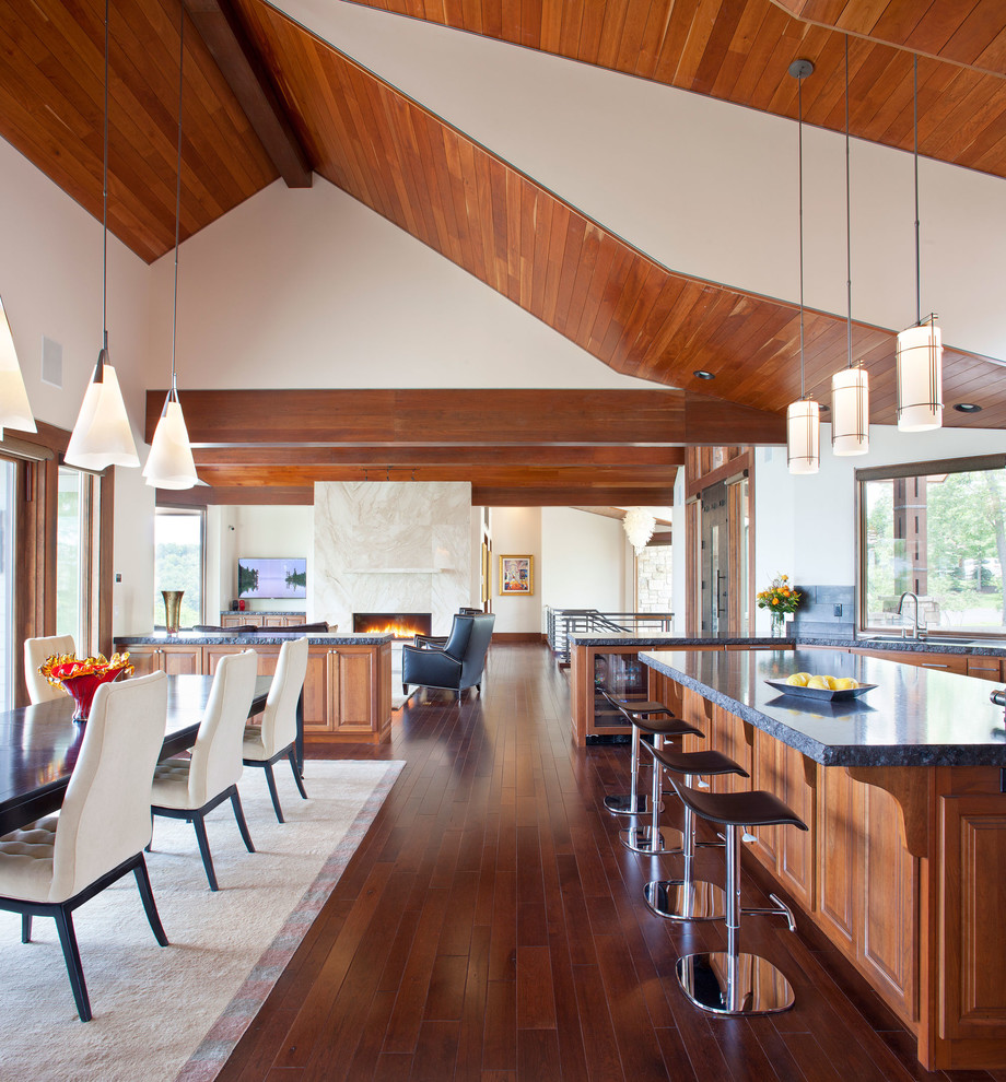 Свежая идея для дизайна: кухня-гостиная в современном стиле с фасадами с выступающей филенкой и фасадами цвета дерева среднего тона - отличное фото интерьера