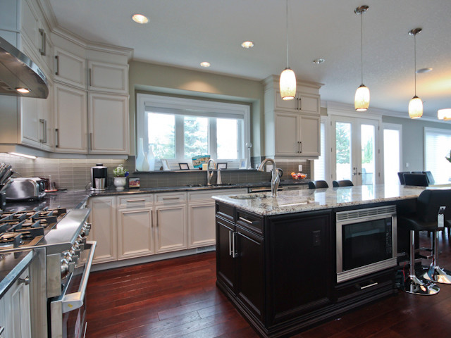This is an example of a traditional u-shaped kitchen in Edmonton.