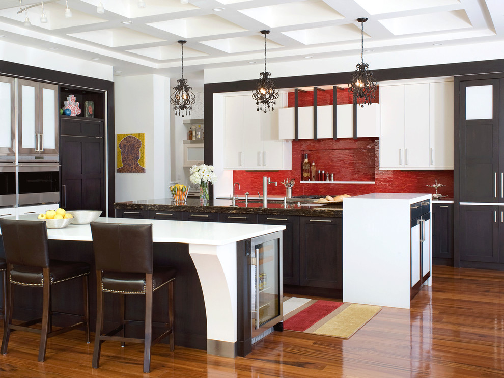 Moderne Küche mit Granit-Arbeitsplatte, flächenbündigen Schrankfronten, weißen Schränken und Küchenrückwand in Rot in Denver