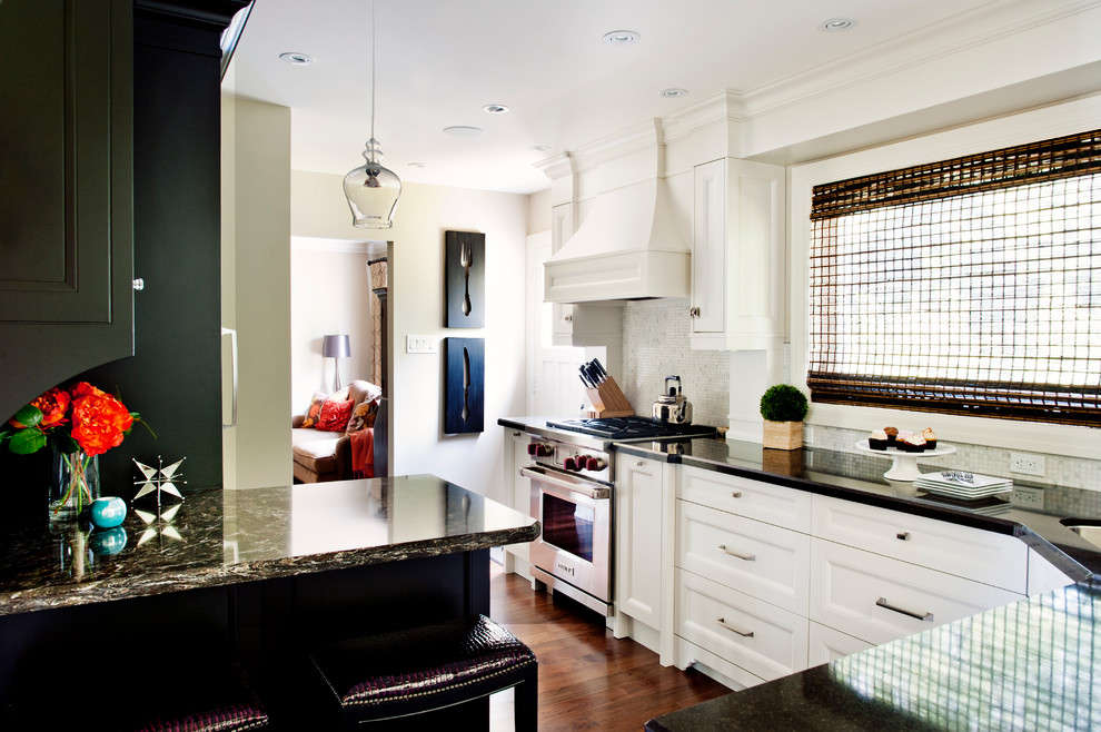 Exempel på ett mellanstort klassiskt kök, med en undermonterad diskho, luckor med profilerade fronter, vita skåp, vitt stänkskydd, stänkskydd i mosaik, rostfria vitvaror, en halv köksö, bänkskiva i kvarts och mellanmörkt trägolv