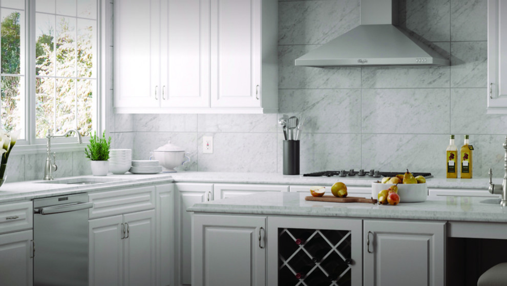 Inspiration för mellanstora moderna grått kök, med en undermonterad diskho, luckor med upphöjd panel, vita skåp, marmorbänkskiva, grått stänkskydd, stänkskydd i marmor, rostfria vitvaror och en köksö