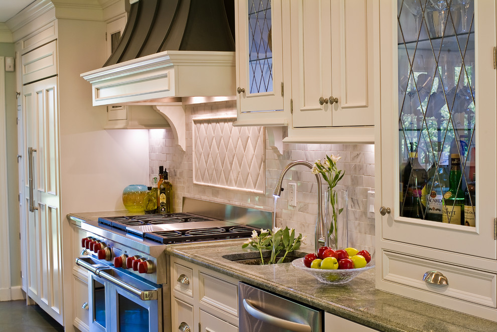 Immagine di una cucina chic con ante a filo, ante bianche, paraspruzzi bianco, paraspruzzi con piastrelle in pietra e elettrodomestici da incasso