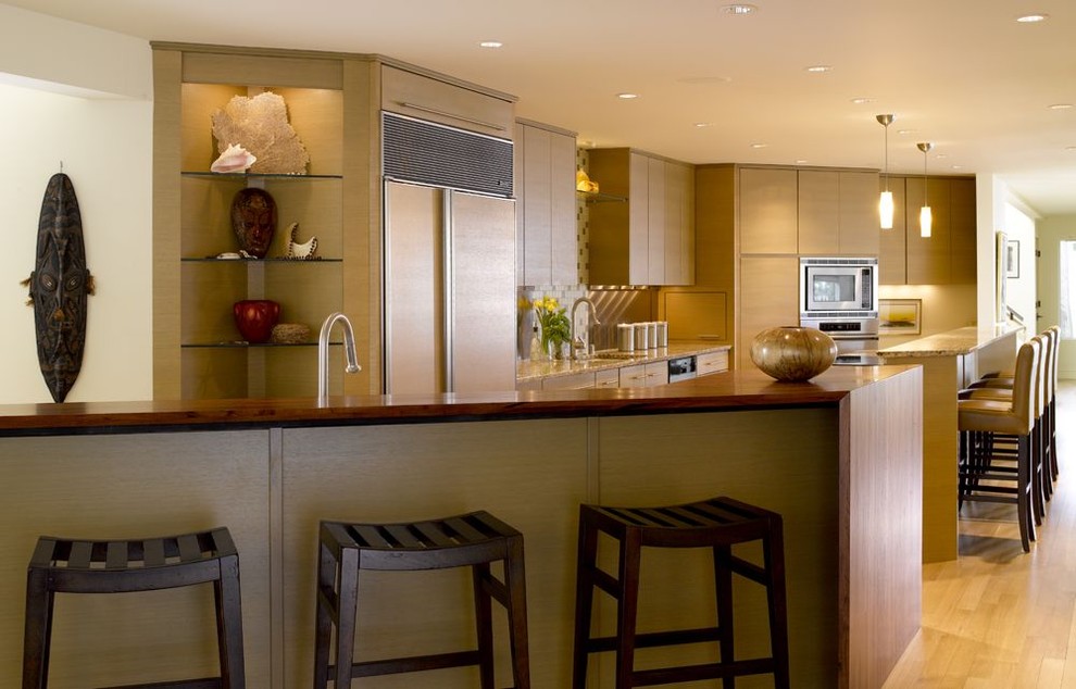 Источник вдохновения для домашнего уюта: кухня в современном стиле с деревянной столешницей, плоскими фасадами, светлыми деревянными фасадами и техникой под мебельный фасад
