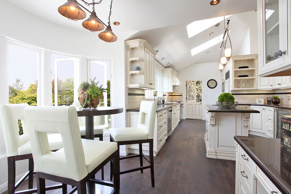 Moderne Wohnküche mit profilierten Schrankfronten, weißen Schränken und Küchenrückwand in Weiß in Los Angeles