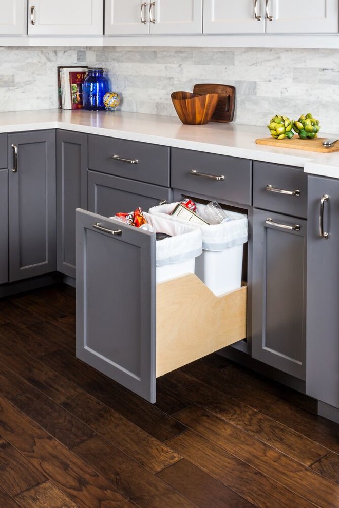 Modelo de cocina clásica renovada con armarios estilo shaker, puertas de armario grises, salpicadero multicolor y suelo de madera oscura
