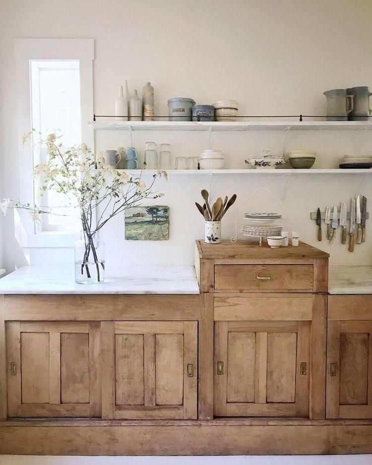 Foto på ett litet rustikt vit linjärt kök, med en rustik diskho, skåp i shakerstil, skåp i ljust trä, marmorbänkskiva, vitt stänkskydd, vita vitvaror, mellanmörkt trägolv och brunt golv
