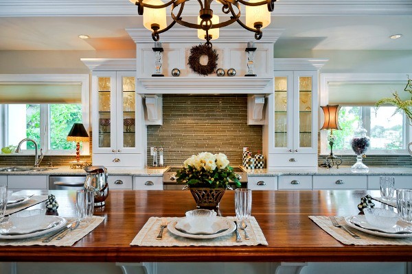 Exempel på ett klassiskt kök, med luckor med glaspanel, vita skåp, träbänkskiva, brunt stänkskydd, stänkskydd i stickkakel och en köksö