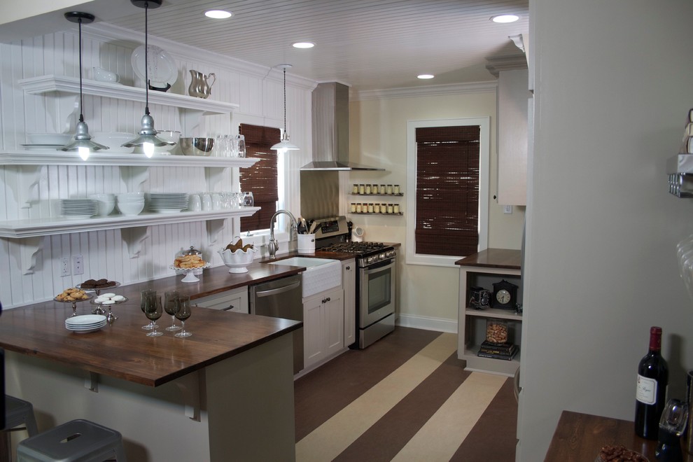 Ejemplo de cocina de estilo de casa de campo con fregadero sobremueble, encimera de madera, salpicadero blanco, electrodomésticos con paneles y suelo de madera pintada