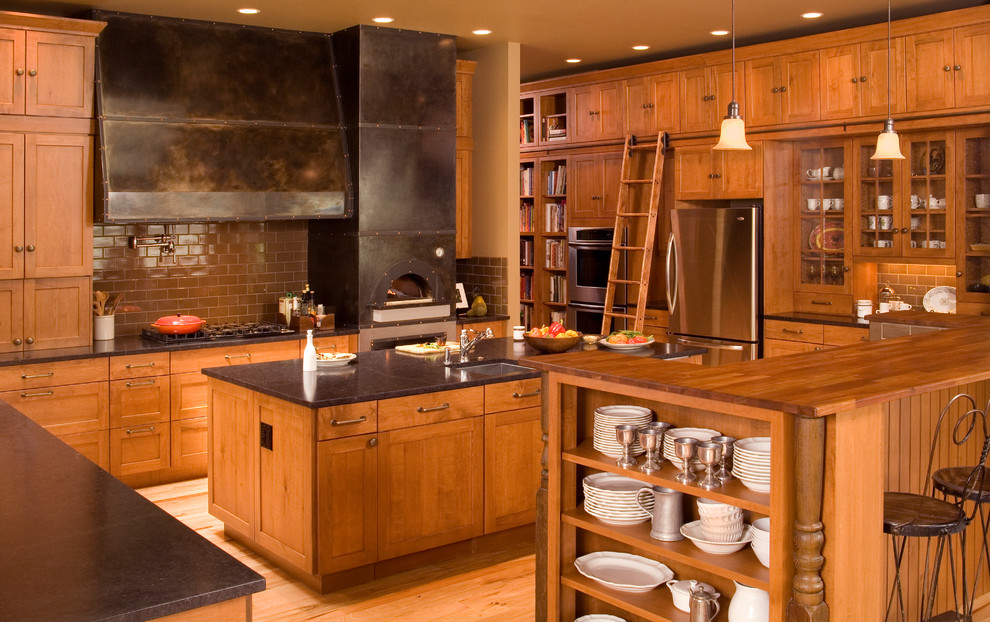 Свежая идея для дизайна: кухня в современном стиле с фартуком из плитки кабанчик - отличное фото интерьера