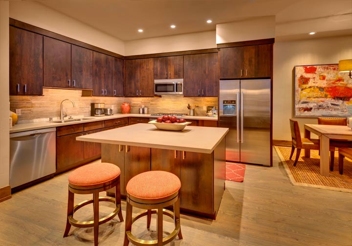 Стильный дизайн: угловая кухня среднего размера в стиле рустика с обеденным столом, плоскими фасадами, темными деревянными фасадами и островом - последний тренд