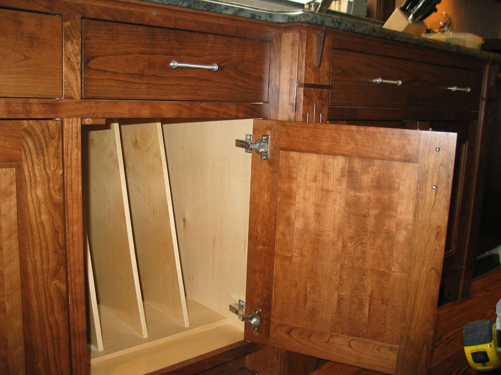 https://st.hzcdn.com/simgs/pictures/kitchens/wood-kitchen-cookie-sheet-dividers-taylor-made-cabinets-leominster-ma-img~c8b178520654d8ab_16-0945-1-ac7a010.jpg