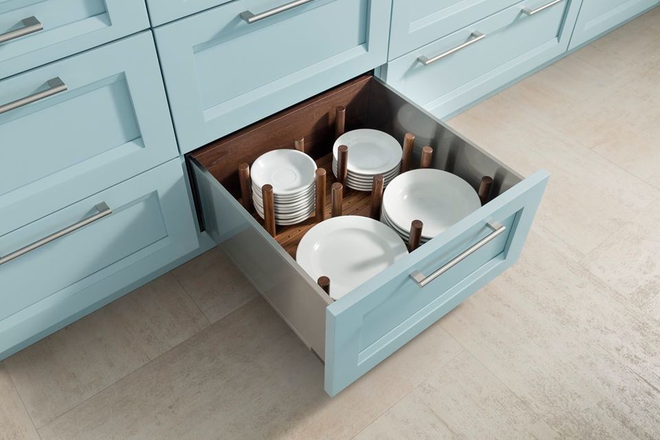 Foto de cocina marinera con despensa, puertas de armario azules y suelo de madera clara