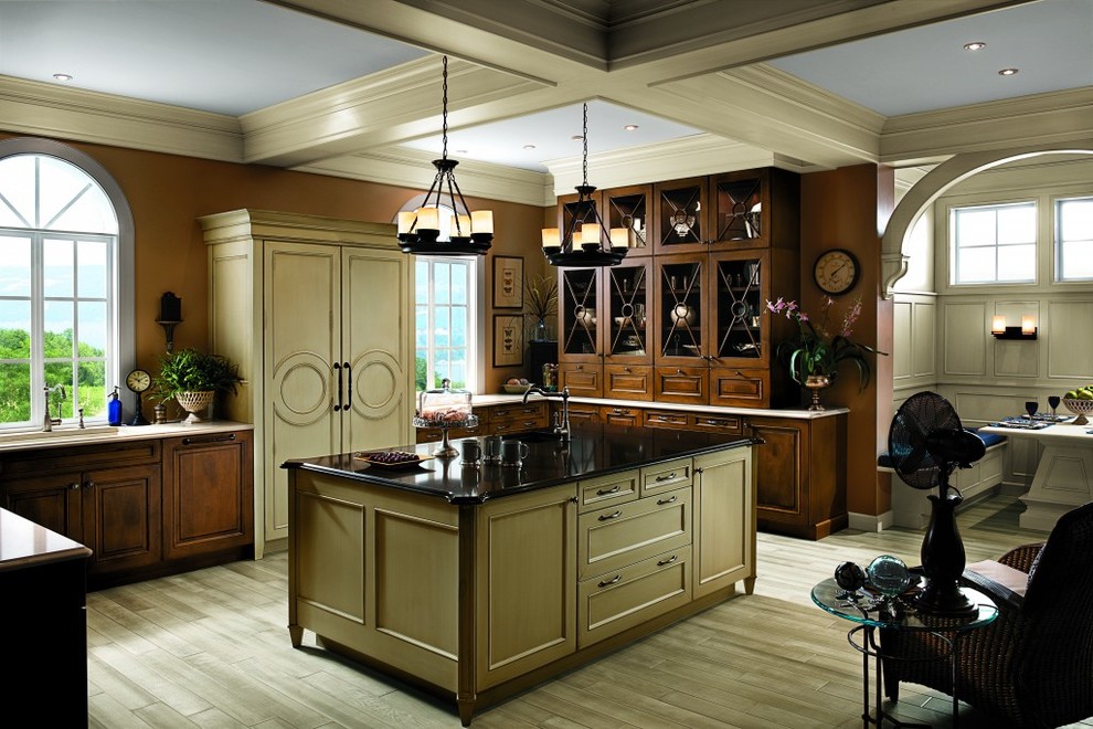 Foto de cocina clásica renovada grande con una isla, suelo de madera clara y puertas de armario beige