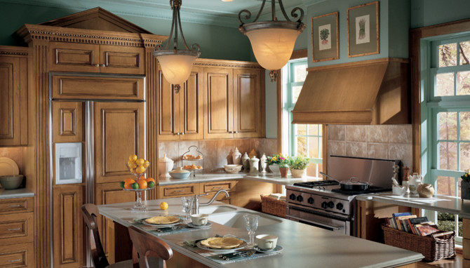 Bild på ett mellanstort funkis kök, med skåp i ljust trä, rostfria vitvaror, en köksö och beige stänkskydd