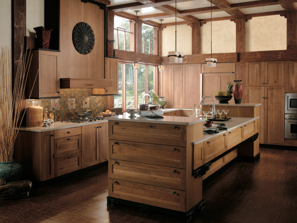 Bild på ett mellanstort amerikanskt kök, med luckor med infälld panel, skåp i ljust trä, bänkskiva i kvartsit, flerfärgad stänkskydd, stänkskydd i mosaik, rostfria vitvaror, mörkt trägolv och en köksö