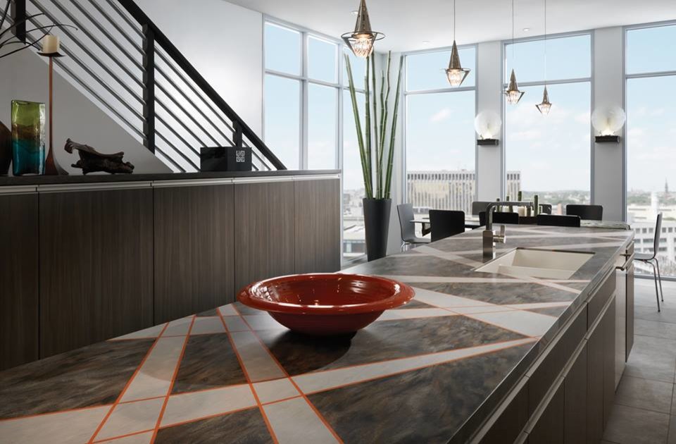 Esempio di una grande cucina minimalista con lavello a doppia vasca, ante lisce, ante in legno bruno, top in laminato e pavimento in terracotta