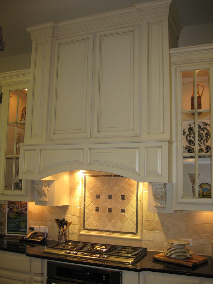 Exempel på ett mellanstort klassiskt kök, med en undermonterad diskho, luckor med upphöjd panel, vita skåp, bänkskiva i kvarts, beige stänkskydd, stänkskydd i stenkakel, rostfria vitvaror, mellanmörkt trägolv och en köksö