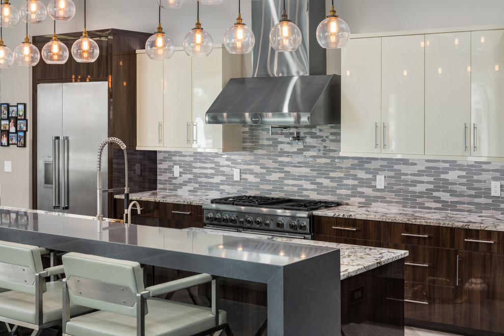 Zweizeilige Moderne Küche mit flächenbündigen Schrankfronten, dunklen Holzschränken, Küchenrückwand in Grau, Küchengeräten aus Edelstahl und Kücheninsel in Orlando