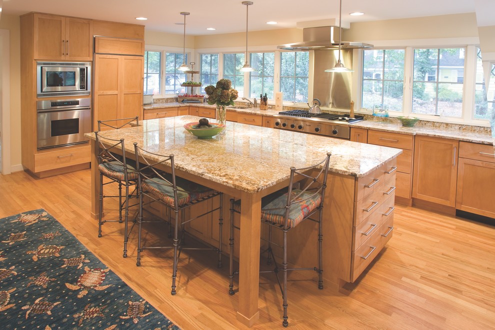 Foto di una grande cucina con lavello sottopiano, ante in stile shaker, ante in legno chiaro, top in granito, elettrodomestici da incasso e top beige