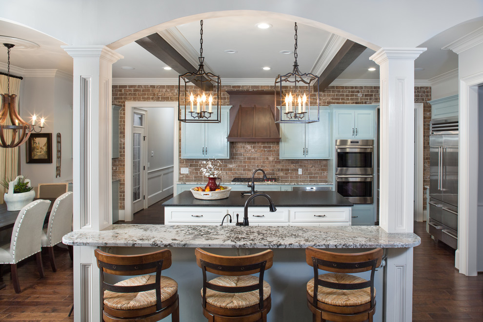 Exempel på ett stort klassiskt kök, med blå skåp, granitbänkskiva, stänkskydd i tegel, rostfria vitvaror, mörkt trägolv, flera köksöar, en undermonterad diskho, skåp i shakerstil, brunt stänkskydd och brunt golv