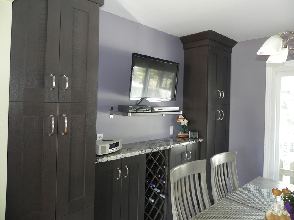 Inredning av ett modernt mellanstort kök, med en undermonterad diskho, skåp i shakerstil, skåp i mörkt trä, granitbänkskiva, beige stänkskydd, stänkskydd i porslinskakel och vita vitvaror