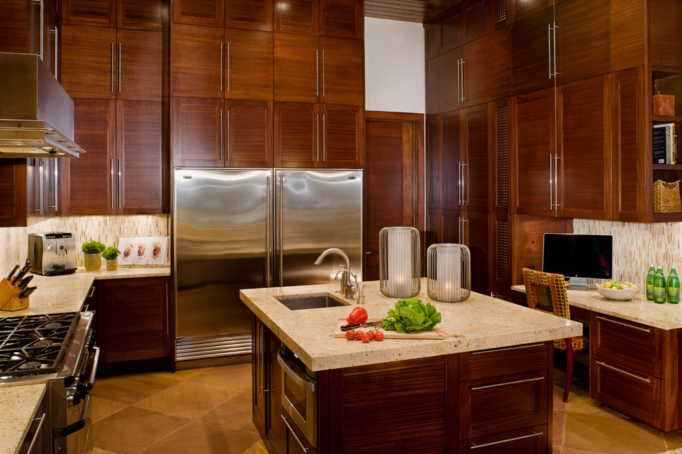Ejemplo de cocina actual con electrodomésticos de acero inoxidable, armarios con paneles empotrados y puertas de armario de madera en tonos medios