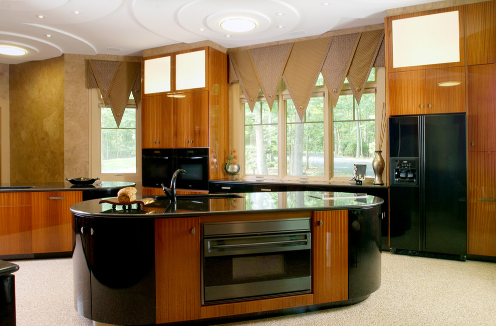 ワシントンD.C.にあるラグジュアリーな巨大なトラディショナルスタイルのおしゃれなキッチン (ドロップインシンク、フラットパネル扉のキャビネット、中間色木目調キャビネット、御影石カウンター、黒い調理設備) の写真