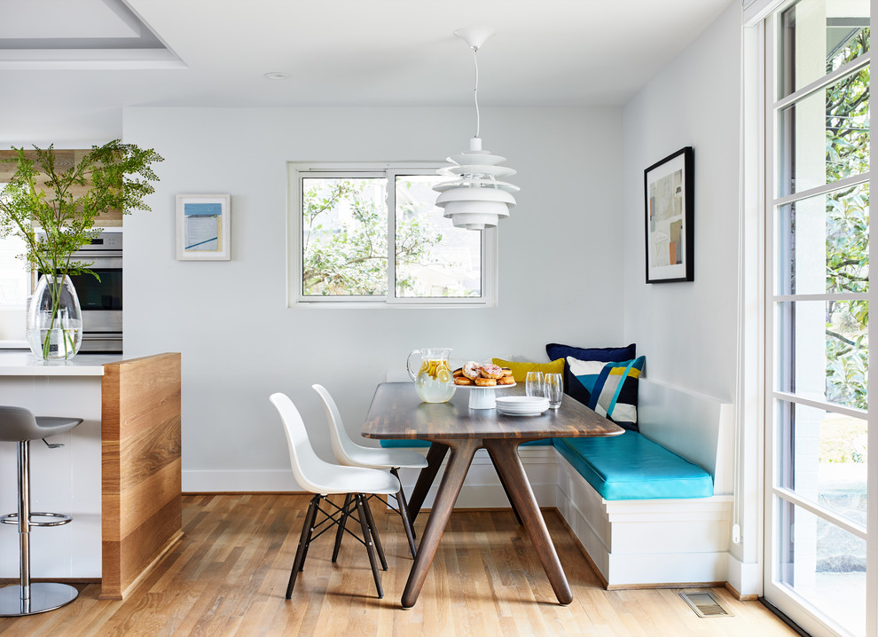 Idee per una sala da pranzo aperta verso la cucina minimalista di medie dimensioni con parquet chiaro e pavimento beige