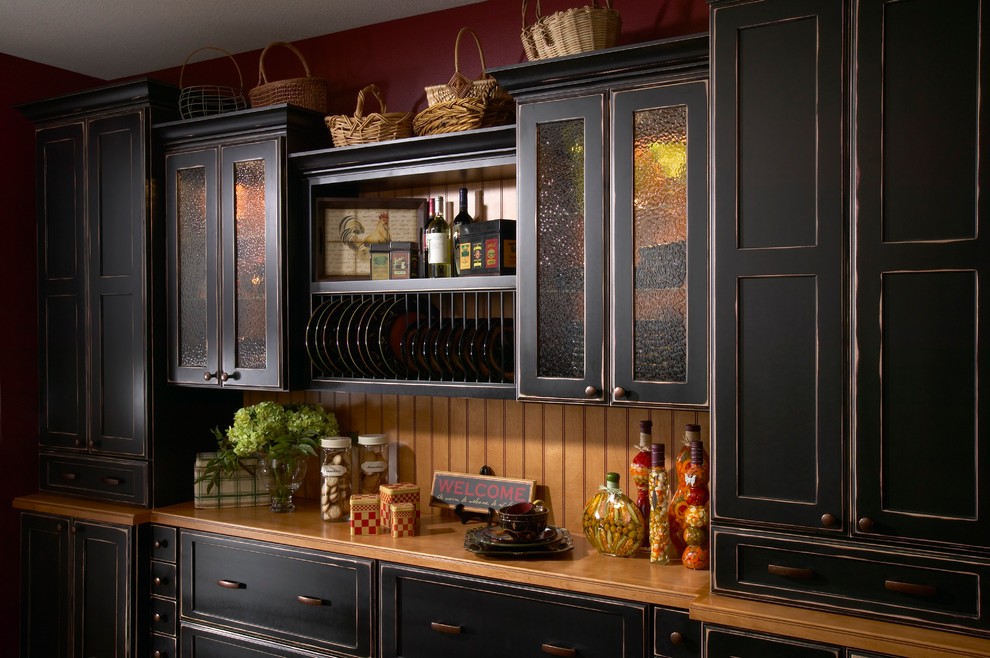 Modelo de cocina lineal rústica de tamaño medio con armarios estilo shaker, puertas de armario negras y encimera de madera