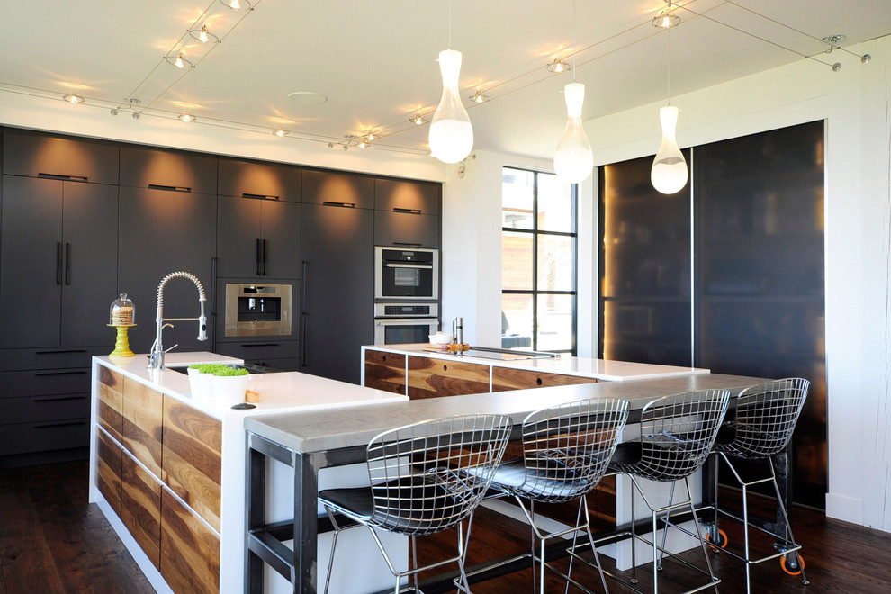 Свежая идея для дизайна: кухня в стиле рустика с плоскими фасадами и техникой под мебельный фасад - отличное фото интерьера