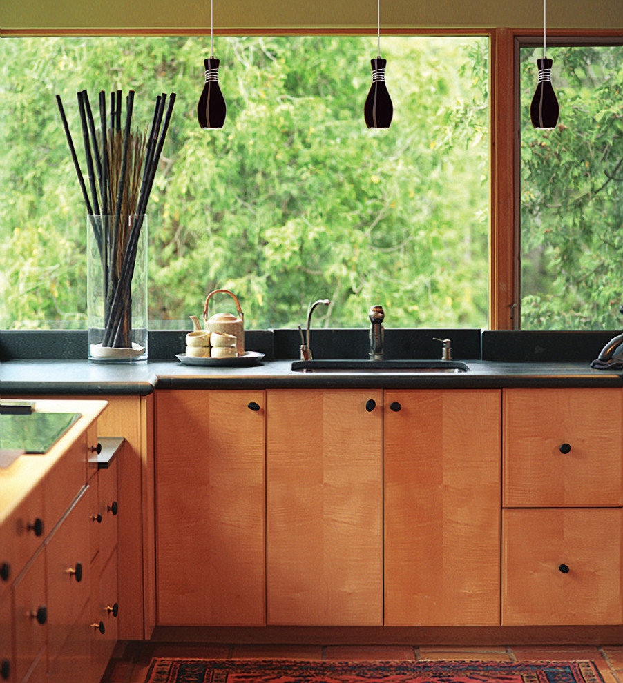 Foto di una cucina moderna di medie dimensioni con lavello sottopiano, ante lisce, ante in legno chiaro, top in laminato, pavimento in terracotta e nessuna isola