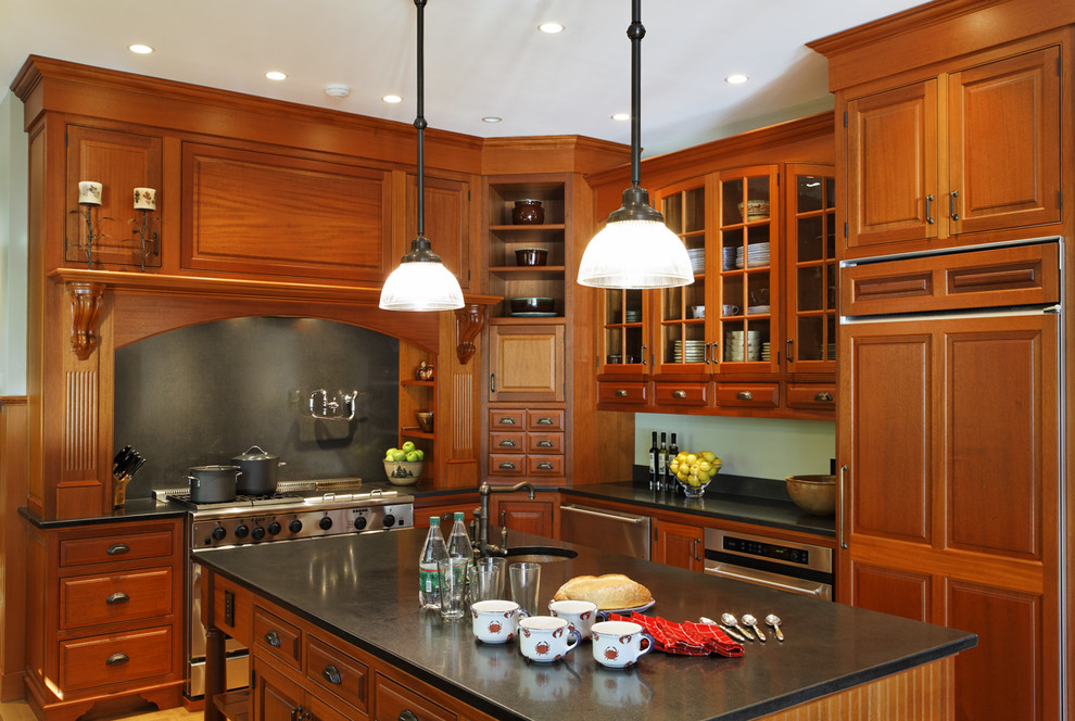 Exempel på ett rustikt kök, med luckor med upphöjd panel, integrerade vitvaror, en undermonterad diskho, skåp i mellenmörkt trä, granitbänkskiva och grått stänkskydd