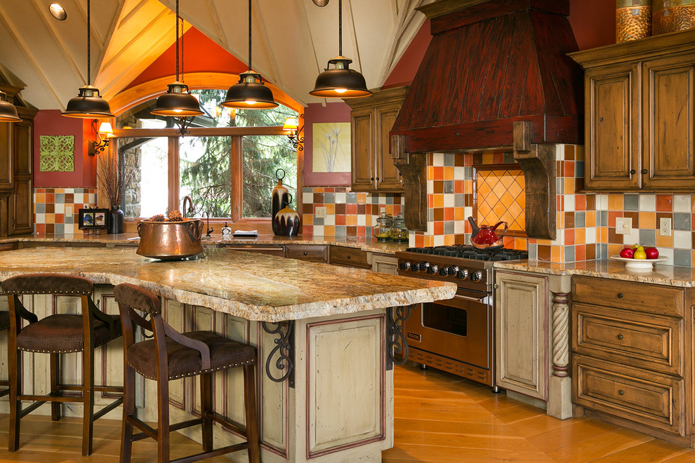 Bild på ett rustikt kök, med luckor med upphöjd panel, skåp i mellenmörkt trä, flerfärgad stänkskydd, stänkskydd i mosaik, rostfria vitvaror, mellanmörkt trägolv och en köksö