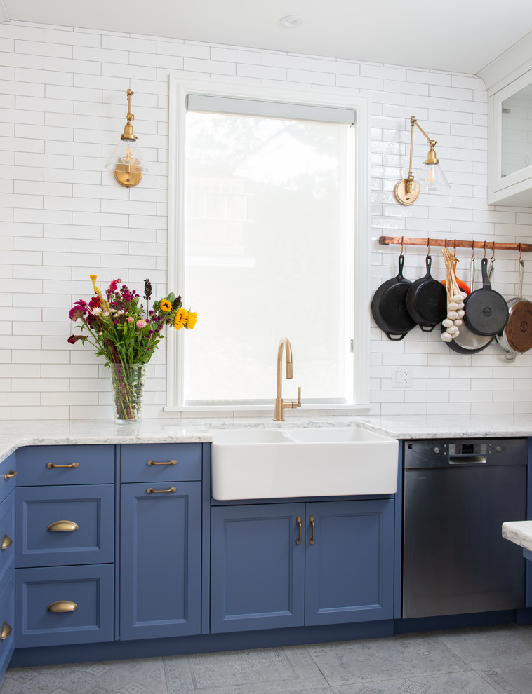Inspiration för mellanstora klassiska grått kök, med en rustik diskho, skåp i shakerstil, blå skåp, bänkskiva i kvarts, vitt stänkskydd, stänkskydd i keramik, rostfria vitvaror, klinkergolv i porslin, en halv köksö och grått golv