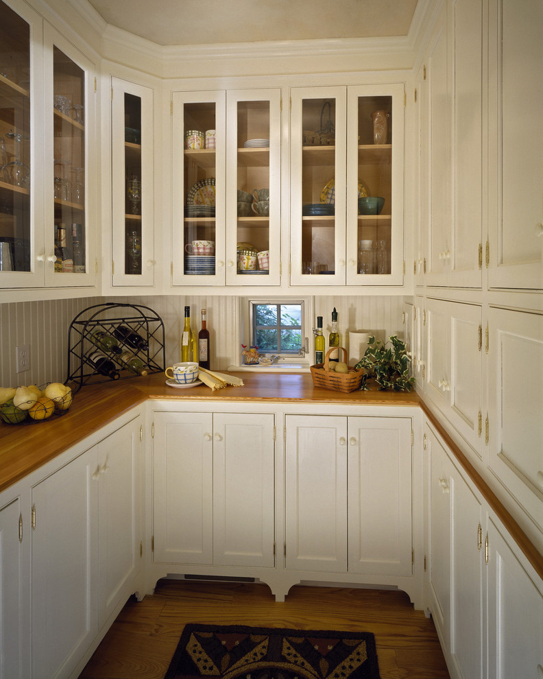 Источник вдохновения для домашнего уюта: кухня в классическом стиле с фасадами с декоративным кантом, белыми фасадами и деревянной столешницей
