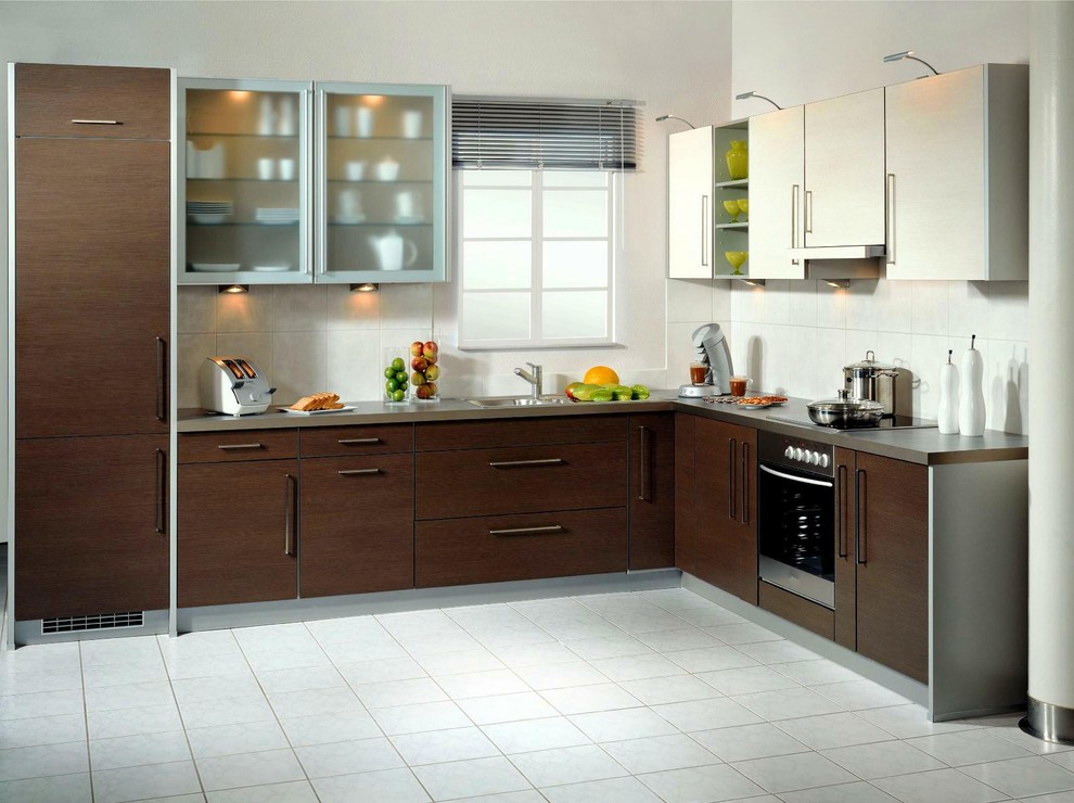 Esempio di una cucina a L minimalista con ante lisce, ante in legno bruno, top in quarzo composito, paraspruzzi bianco e elettrodomestici in acciaio inossidabile