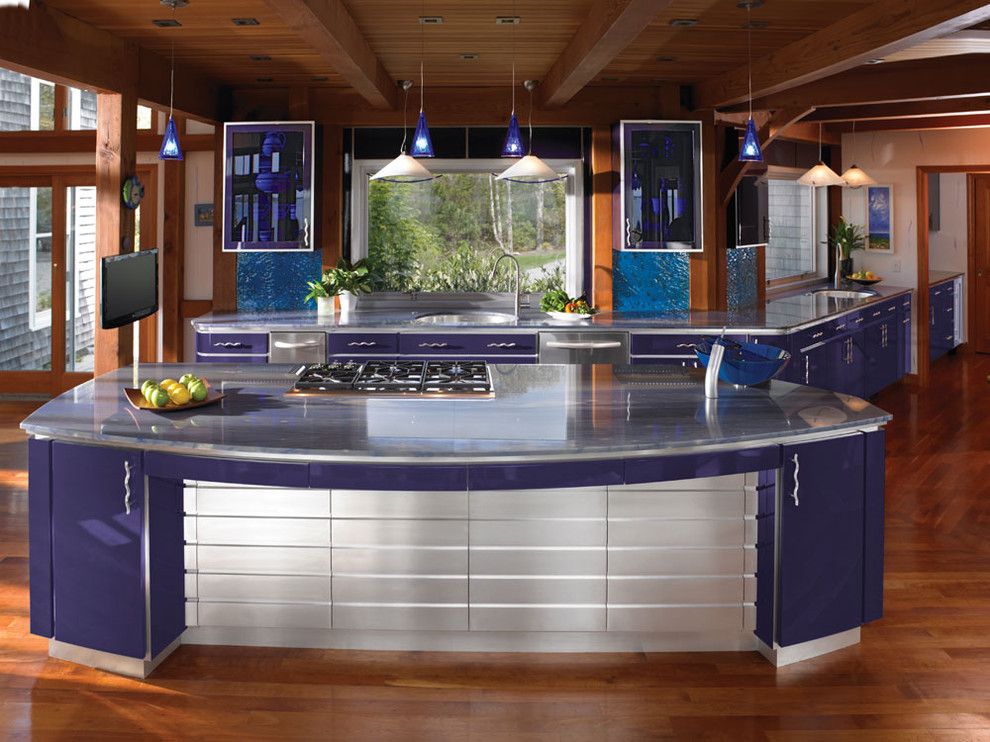 Foto på ett stort funkis linjärt kök och matrum, med rostfria vitvaror, släta luckor, blått stänkskydd, blå skåp, en undermonterad diskho, marmorbänkskiva, stänkskydd i glaskakel, mellanmörkt trägolv och en köksö